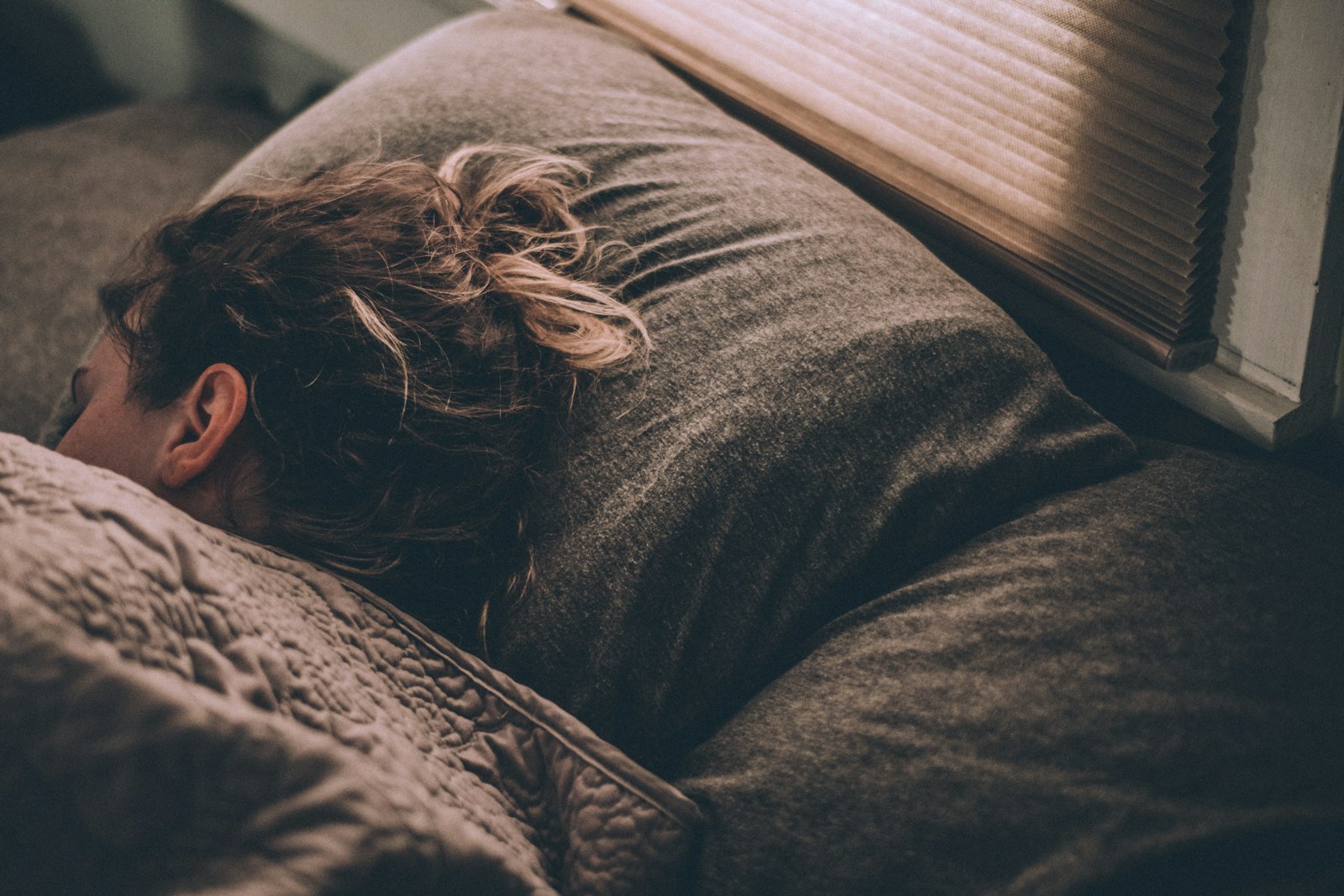 Personne fatiguee allongee — fatigue chronique causes et solutions